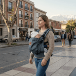 mujer-con-mochila-portabebes-ergonomica