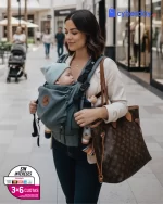 mujer portea a su bebé en portabebés ergonómico