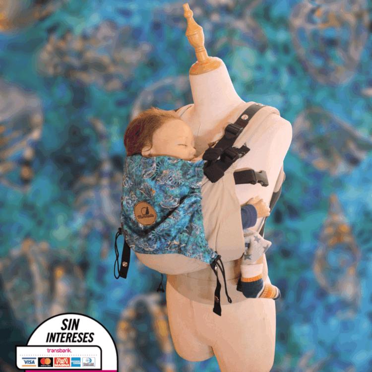 maniquí con mochila portabebés