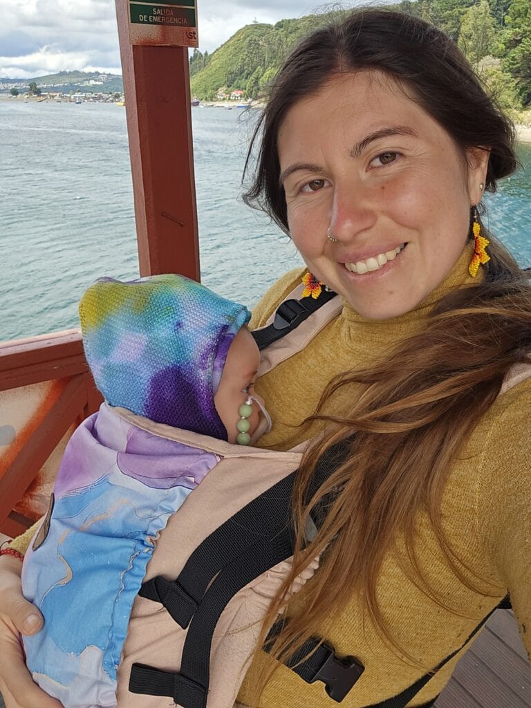 mamá con portabebés llanto del bebé