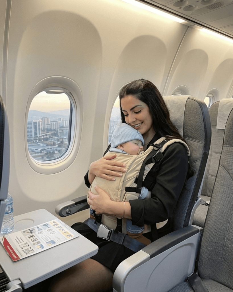 mama de viaje con bebe en portabebes 