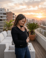 madre con bebé en fular portabebés al atardecer