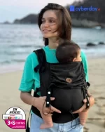 mama-pasea-junto-a-bebe-en-portabebes-ergonomico-en-playa-mexico