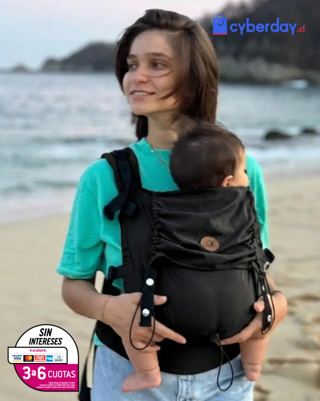 mama-con-portabebes-en-playa-mexico mama-pasea-junto-a-bebe-en-portabebes-ergonomico-en-playa-mexico